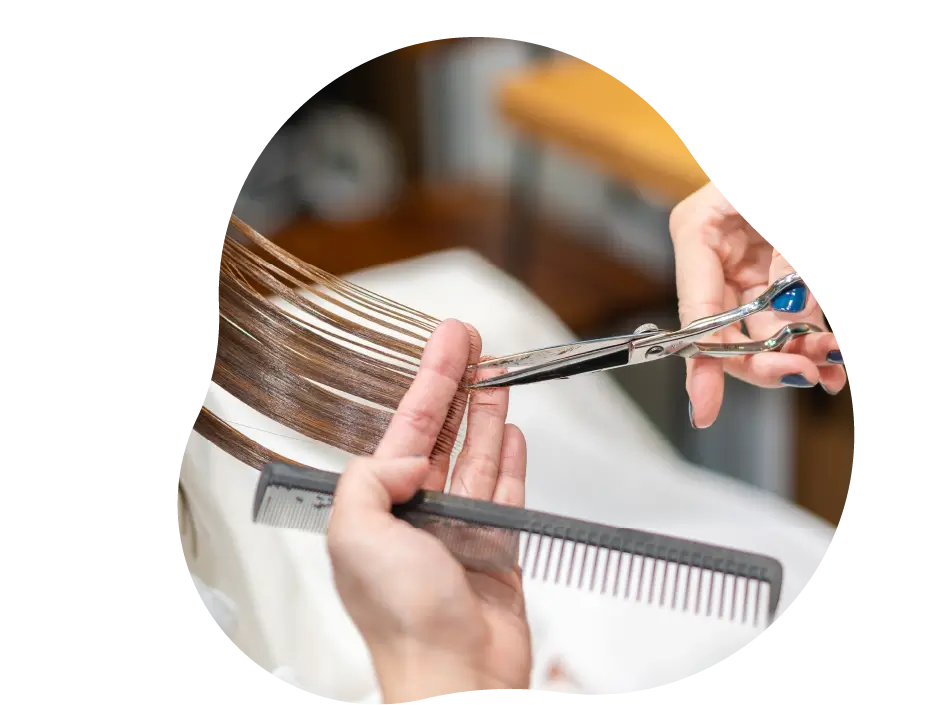 サロン内でお客様にヘアカットを施している美容師